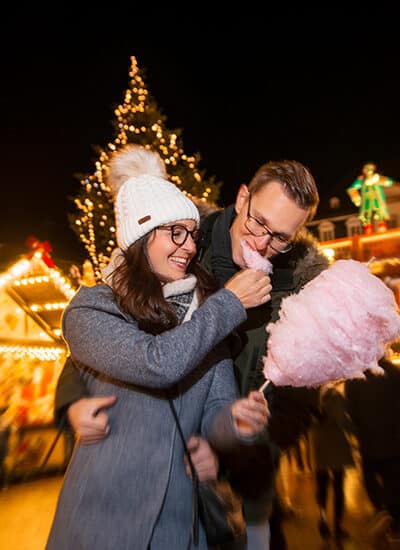 Pärchen isst Zuckerwatte auf Heidelberger Weihnachtsmarkt