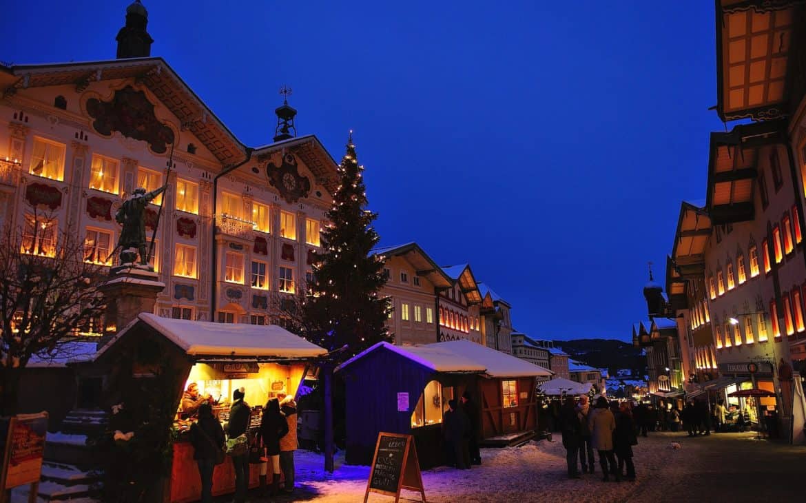 Stände auf Weihnachtsmarkt in Bad Tölz