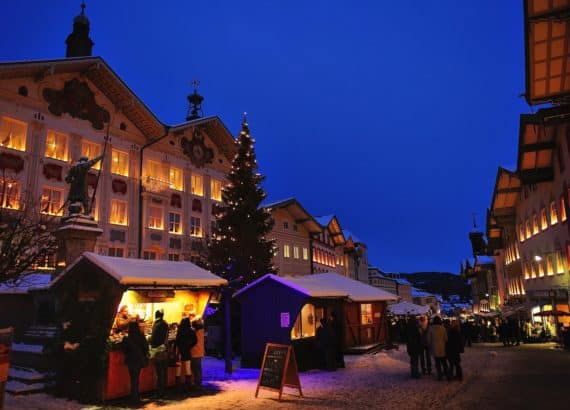 Stände auf Weihnachtsmarkt in Bad Tölz