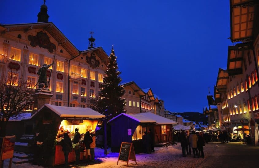 Stände auf Weihnachtsmarkt in Bad Tölz