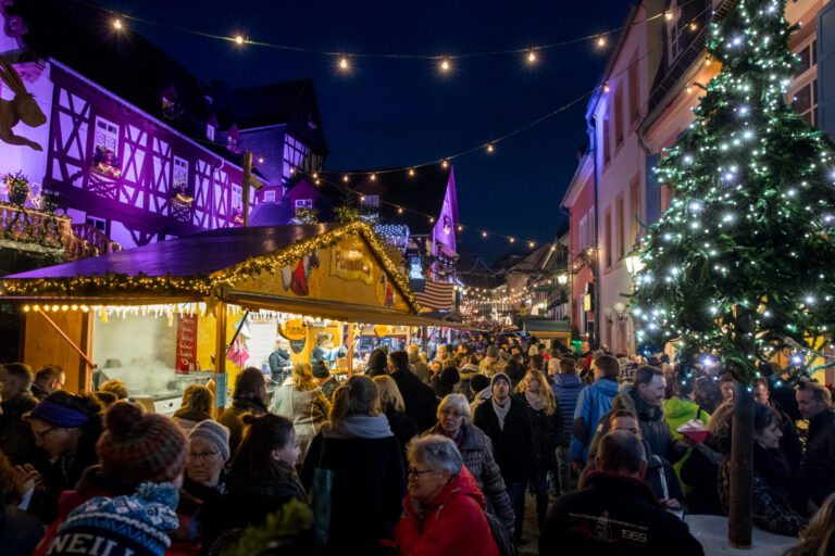 Abendlicher Spaziergang über den Weihnachtsmarkt der Nationen in Rüdesheim