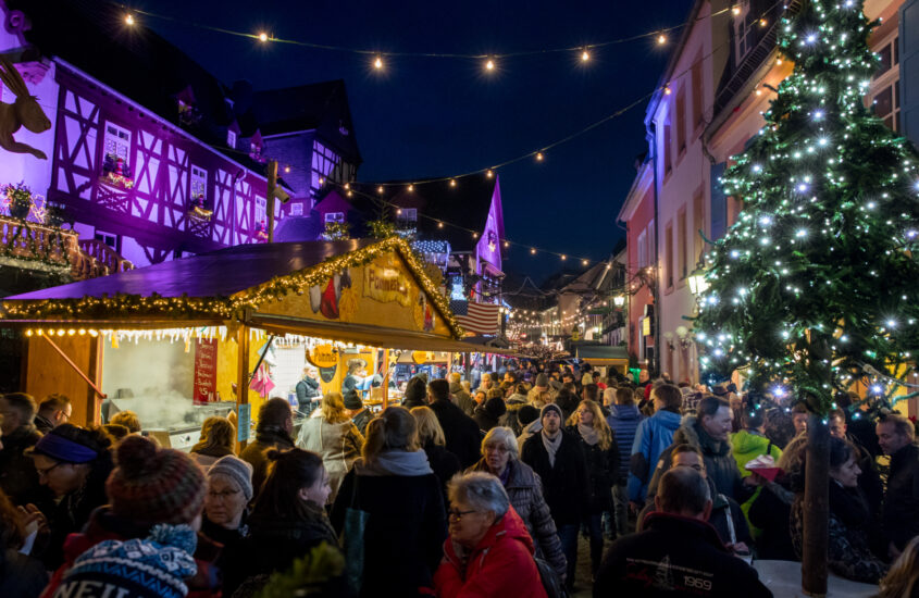 Abendlicher Spaziergang über den Weihnachtsmarkt der Nationen in Rüdesheim