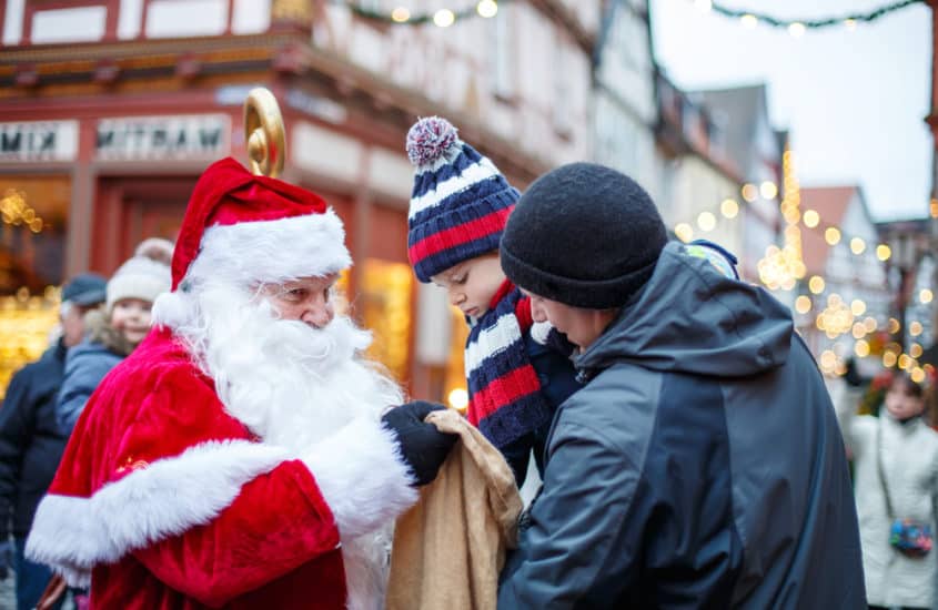 Nikolaus beschenkt kleines Kind