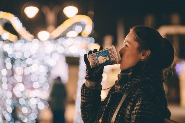 Frau trinkt einen Glühwein