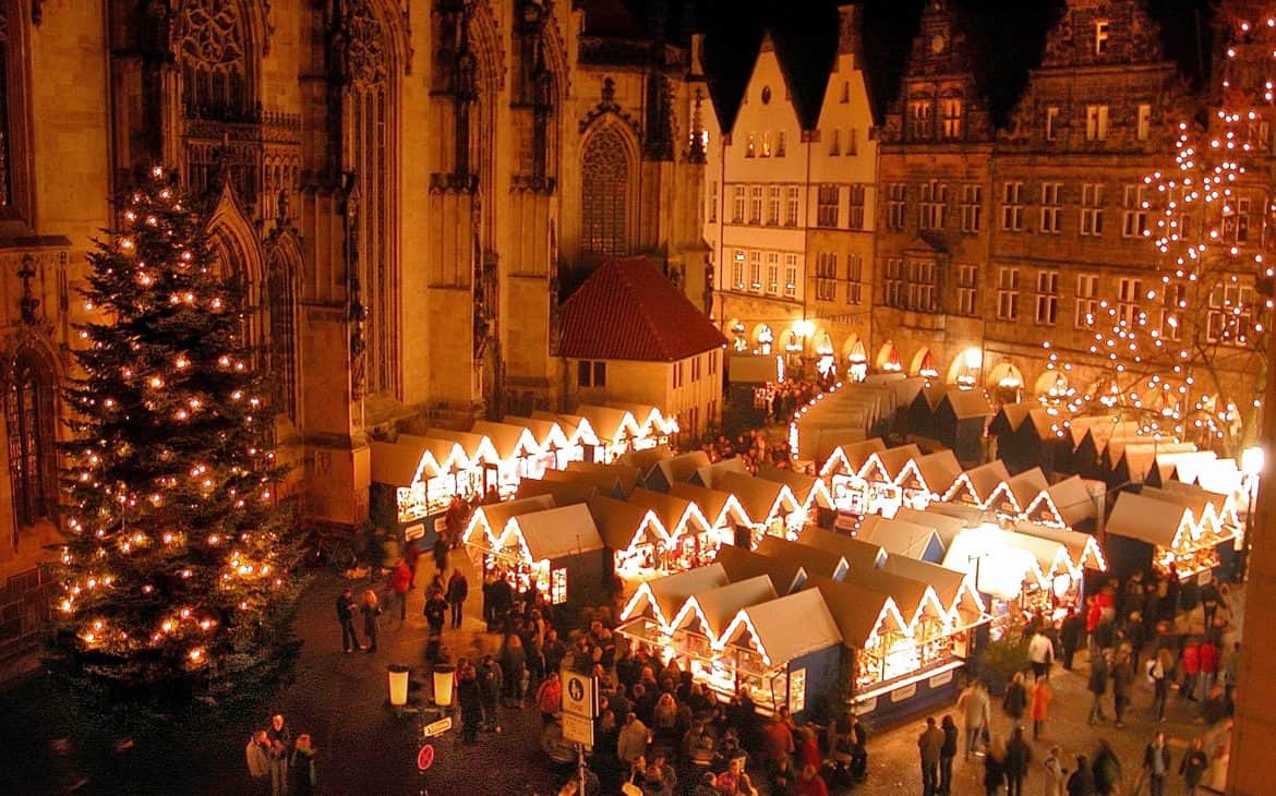 Abendliche Kulisse des Weihnachtsmarktes in Münster bei St. Lamberti