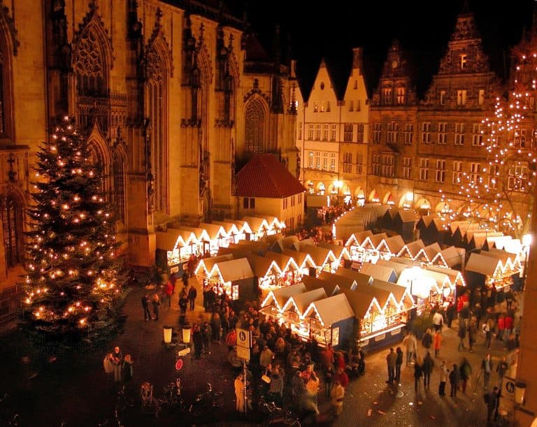 Abendliche Kulisse des Weihnachtsmarktes in Münster bei St. Lamberti
