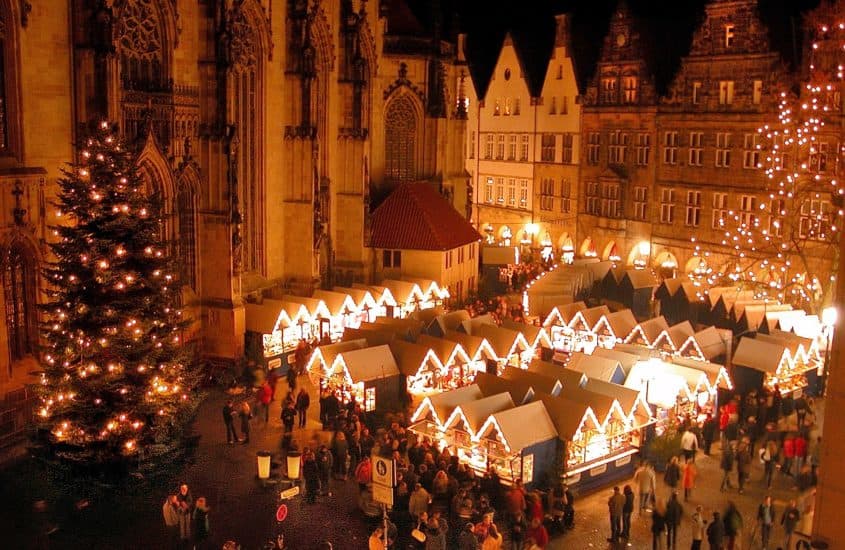 Abendliche Kulisse des Weihnachtsmarktes in Münster bei St. Lamberti