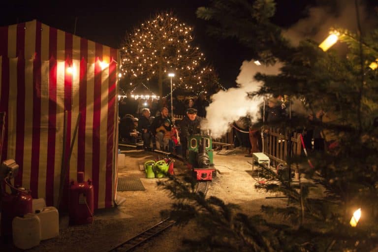 Fahrt auf der Eisenbahn über den Weihnachtsmarkt in Bad Homburg