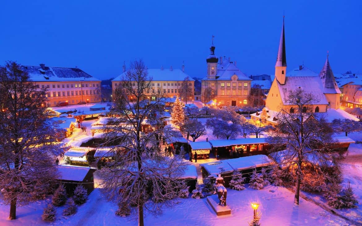 Schneebedeckter Marktplatz mit Weihnachtsmarkt