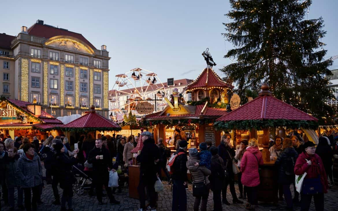 Besucher auf dem Striezelmarkt in Dresden