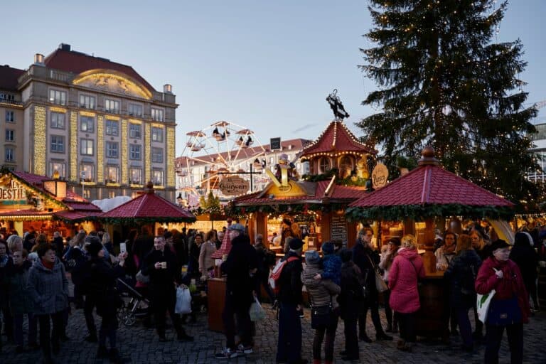 Besucher auf dem Striezelmarkt in Dresden