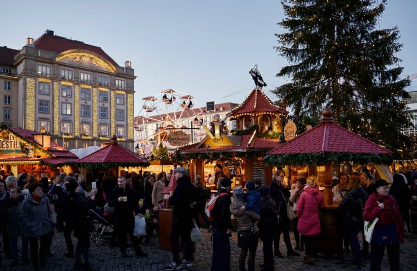 Besucher auf dem Striezelmarkt in Dresden