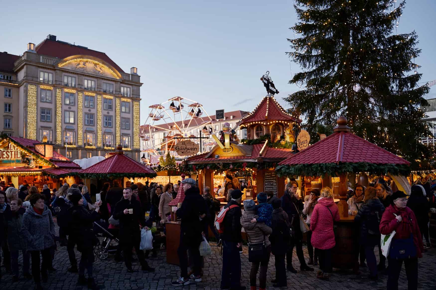 Besucher auf dem Striezelmarkt in Dresden