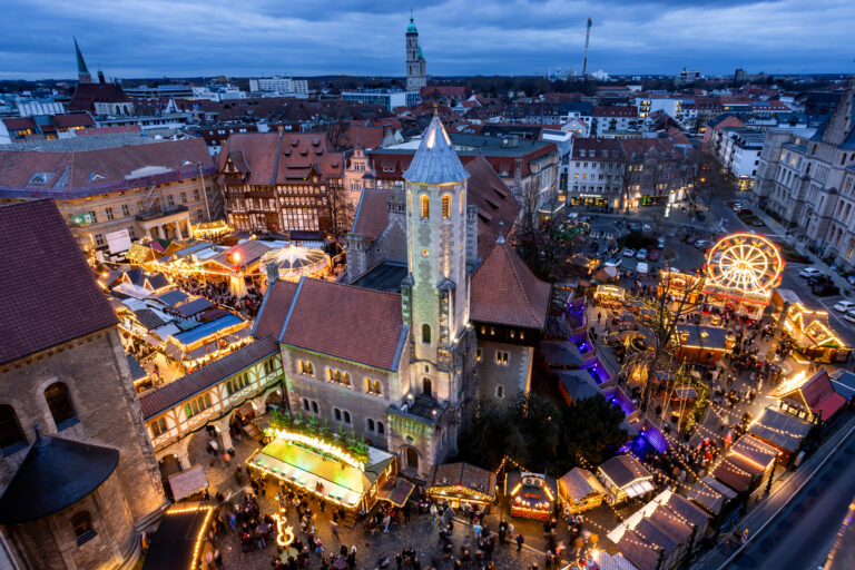 Weihnachtsmarkt Braunschweig mit Kirche