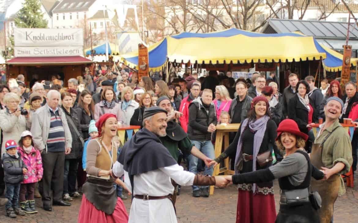 Milteralterliche Vorführung Weihnachtsmarkt Siegburg