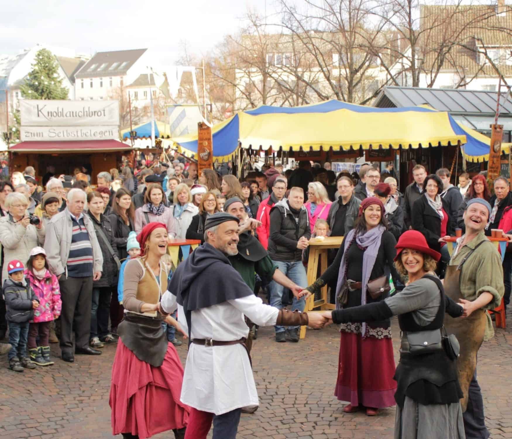 Milteralterliche Vorführung Weihnachtsmarkt Siegburg