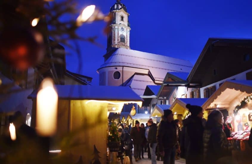 Kirchplatz mit Weihnachtsmarkt in Mittenwald