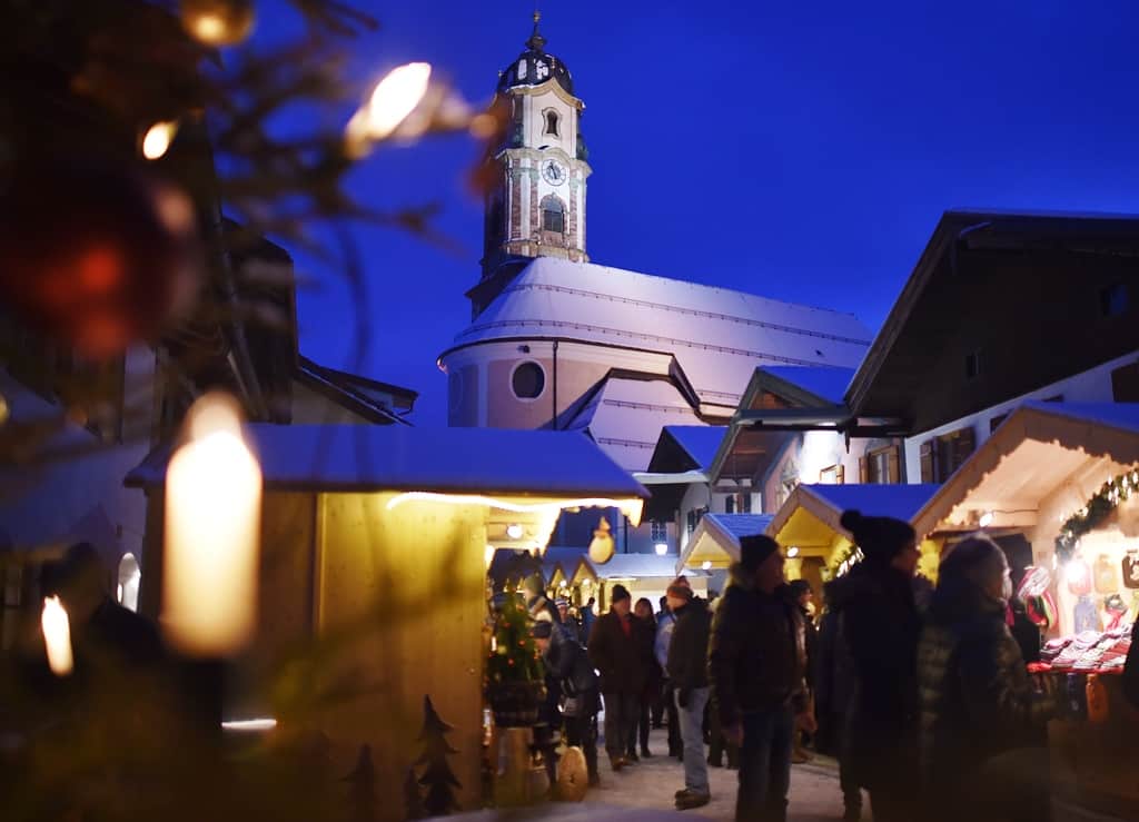 Kirchplatz mit Weihnachtsmarkt in Mittenwald