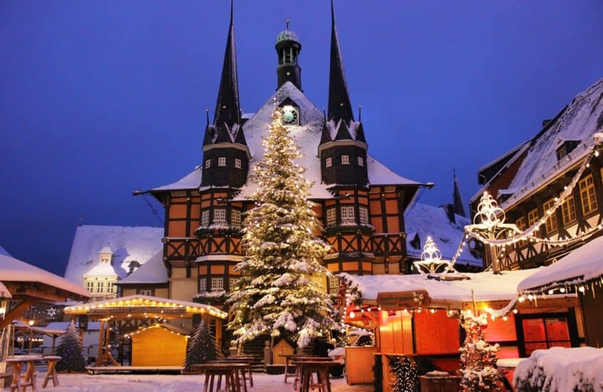 Weihnachtsmarkt mit Kirche