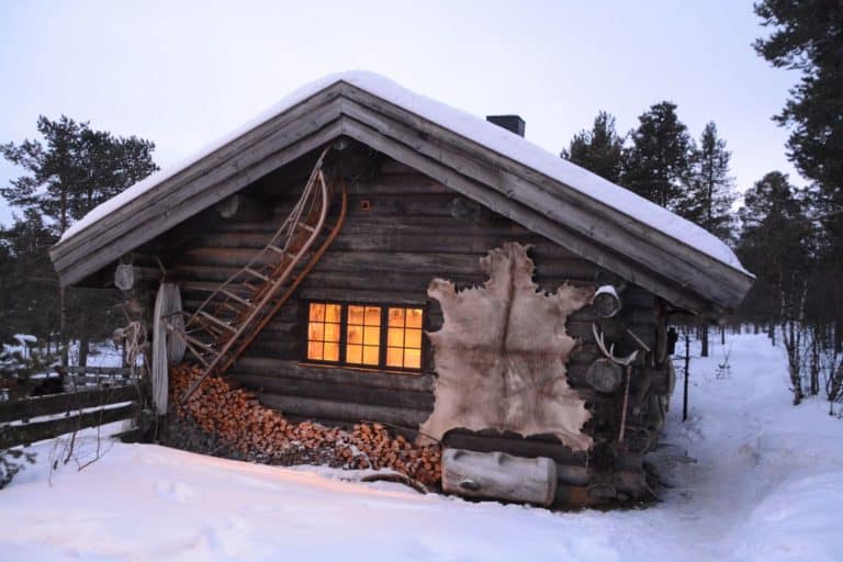 Holzhütte in norwegischer Schneelandschaft
