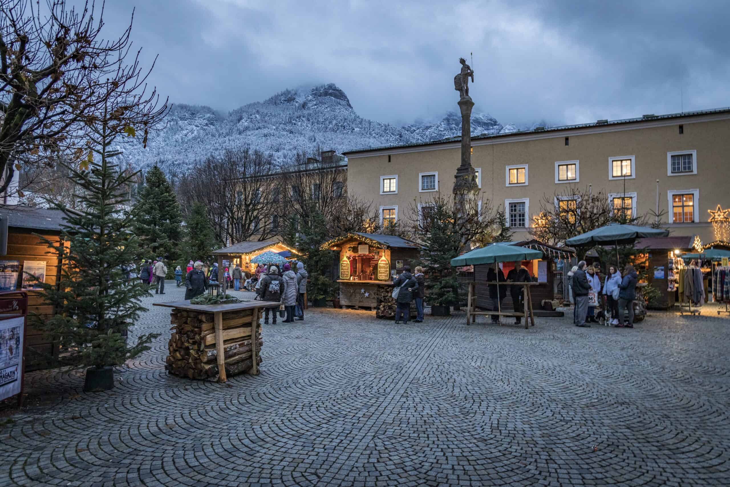 Weihnachtsmarkt in Bad Reichenhall vor verschneiter Alpenkulisse