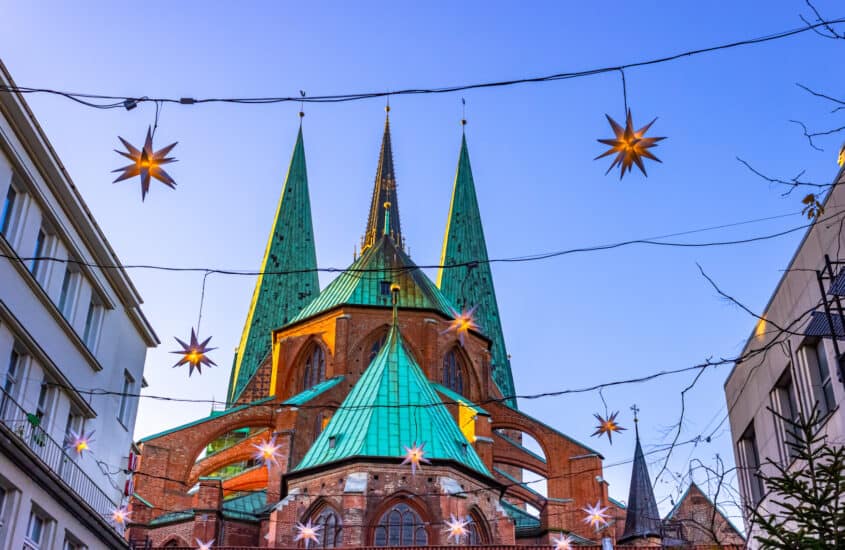 Sternengirlande vor der Lübecker Kirche