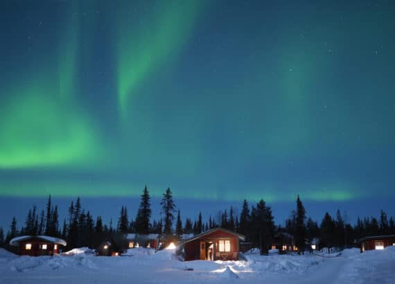 Nordlichter über Schneelandschaft in Lappland, Finnland