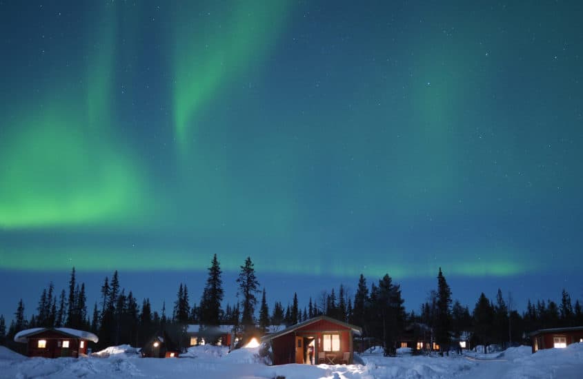 Nordlichter über Schneelandschaft in Lappland, Finnland