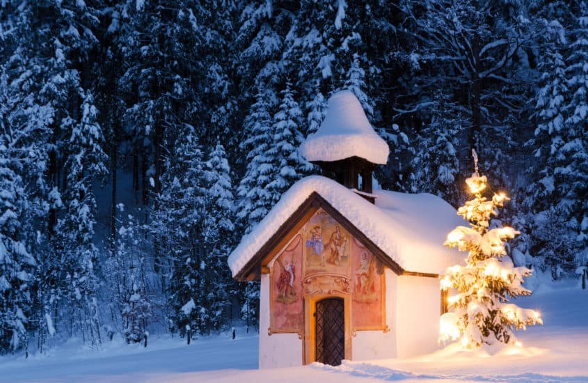 Verschneite Hütte in winterlicher Landschaft