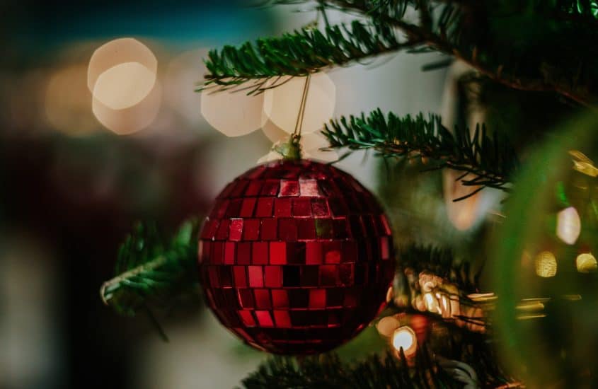 Rote Christbaumkugel an Weihnachtsbaum