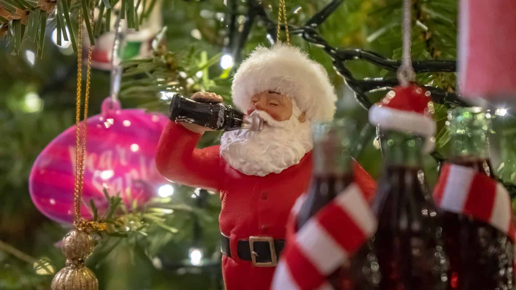 Weihnachtsmann-Christbaumkugel trinkt Coca Cola