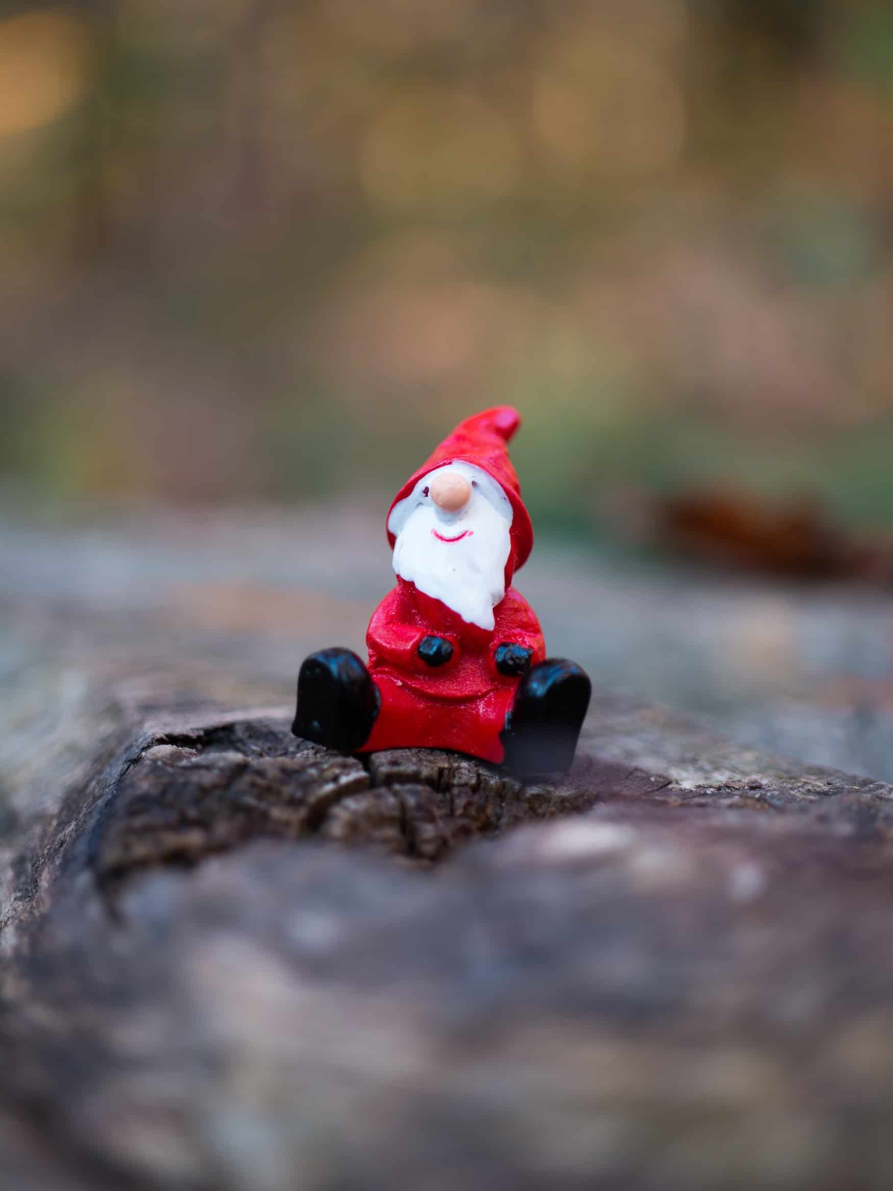 Weihnachtsmann Figur sitzt in Wald