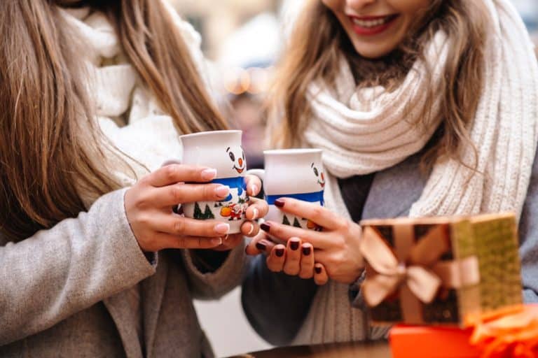 2 junge Frauen mit Glühweinbechern in der Hand