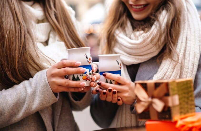 2 junge Frauen mit Glühweinbechern in der Hand