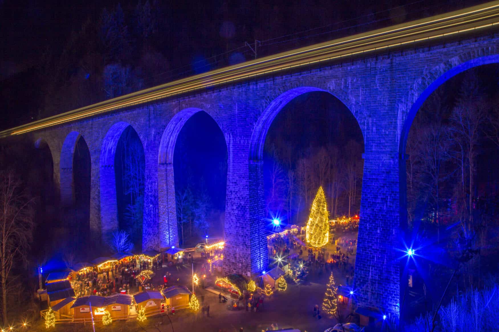 Weihnachtsstimmung unter der Brücke in der Ravennaschlucht