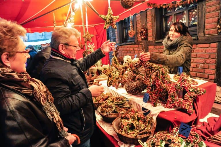 Ehepaar kauft Türkranz am Weihanchtsmatkstand