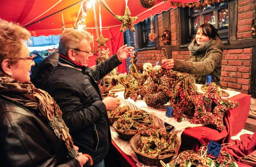 Ehepaar kauft Türkranz am Weihanchtsmatkstand