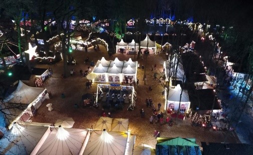 Weihnachtsmarkt auf Landgut Krumme bei Nacht mit vielen Ständen