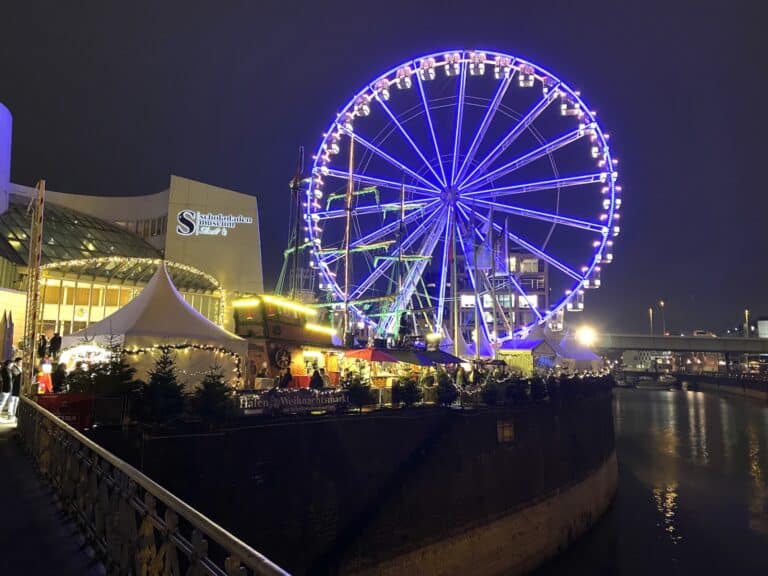 Weihnachtsmarkt am Kölner Hafen mit Riesenrad