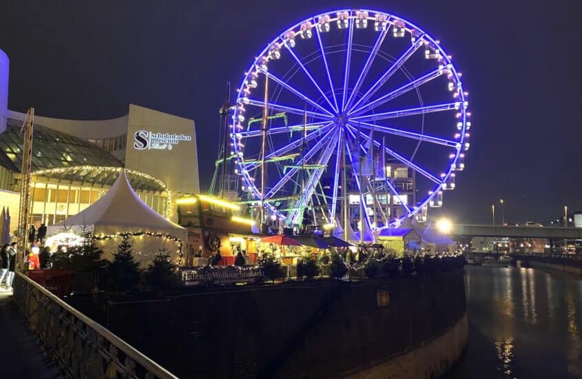 Weihnachtsmarkt am Kölner Hafen mit Riesenrad