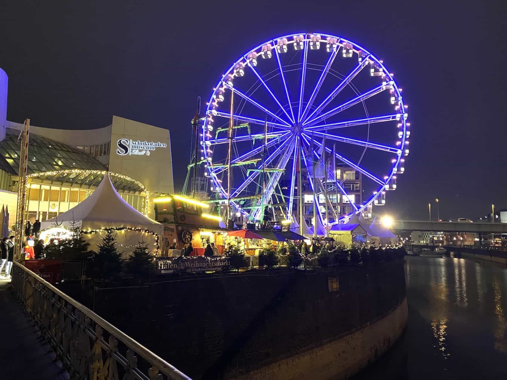 Weihnachtsmarkt am Kölner Hafen mit Riesenrad