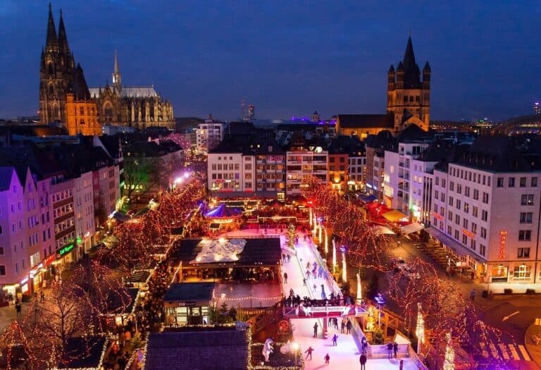 "Heinzels WIntermärchen" in der Kölner Altstadt bei Nacht mit Eislaufbahn
