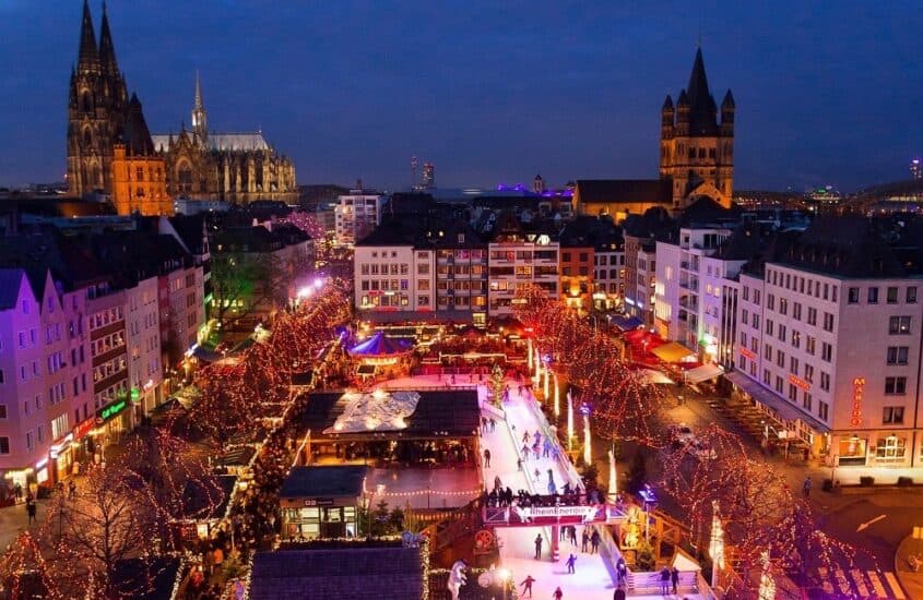 "Heinzels WIntermärchen" in der Kölner Altstadt bei Nacht mit Eislaufbahn