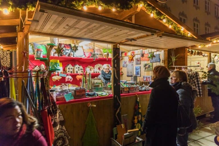 Weihnachtsmarktbude mit tollen Geschenken