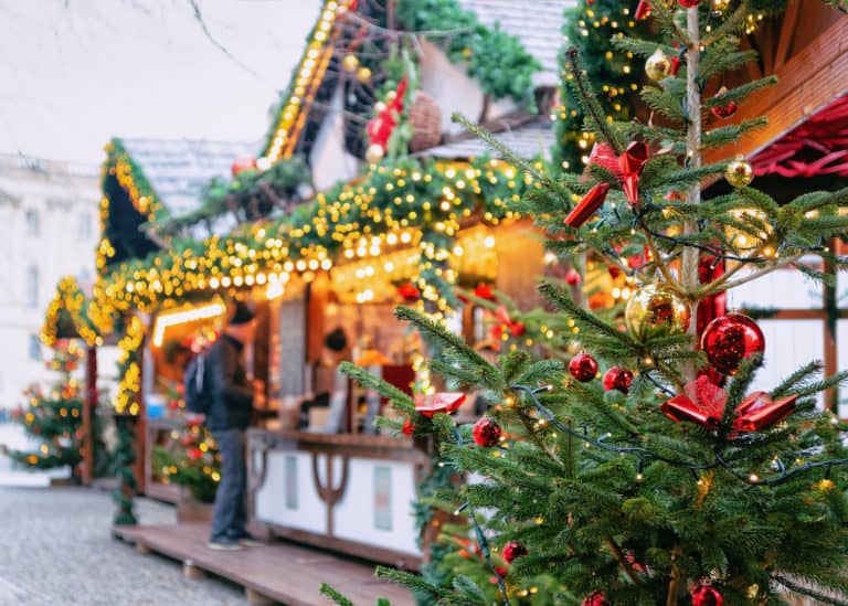 Geschmückte Bude auf dem Weihnachtsmarkt