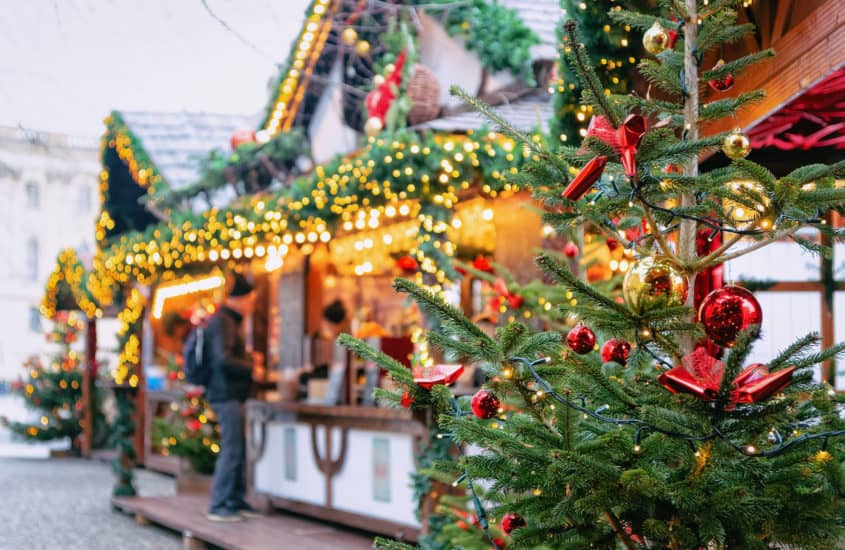 Geschmückte Bude auf dem Weihnachtsmarkt