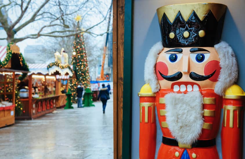 Nussknacker vor dem Weihnachtsmarkt