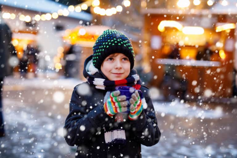kleines Kind im Schnee