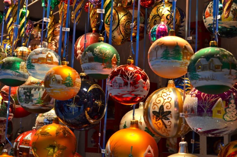 Weihnachtsmarktbude mit Christbaumkugeln