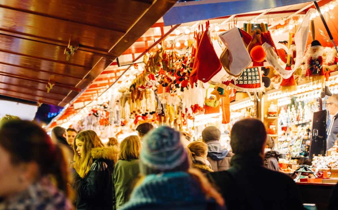 Menschen vor der Weihnachtsmarkt Verkaufsbude